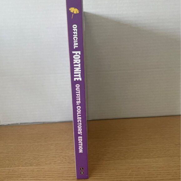 Official Fortnite Outfits Official Collectors Edition Hardcover Book 2019 - Picture 3 of 7